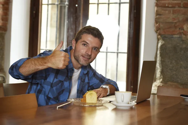 Empresário ou estudante que trabalha com computador portátil no café da manhã — Fotografia de Stock