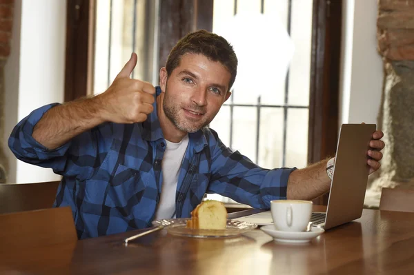 Geschäftsmann oder Student beim Frühstück im Café mit Laptop-Computer — Stockfoto