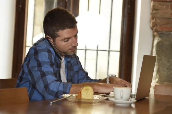 Empresário ou estudante que trabalha com computador portátil no café da manhã — Fotografia de Stock