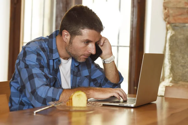 Businessman or student working with laptop computer at coffee shop having breakfast — Stock Photo, Image