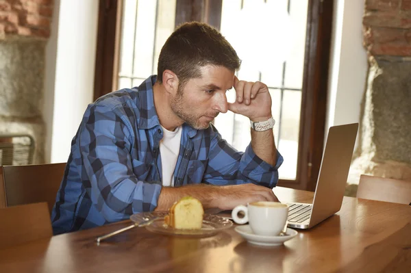 Empresário ou estudante que trabalha com computador portátil no café da manhã — Fotografia de Stock