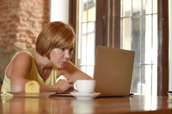 Belle femme réussie travaillant au café avec ordinateur portable bénéficiant tasse de café — Photo