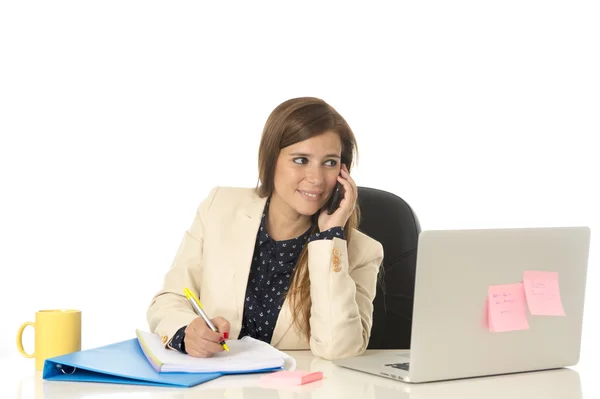 Corporate porträtt unga attraktiva affärskvinna på kontorsstol som arbetar på bärbara dator skrivbord — Stockfoto