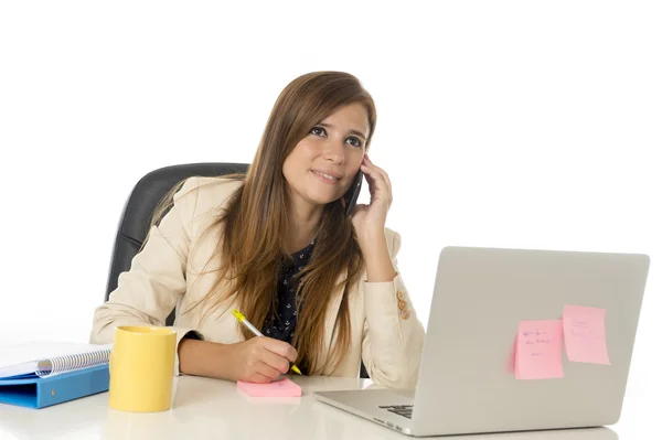 Retrato corporativo jovem mulher de negócios atraente na cadeira de escritório trabalhando na mesa de computador portátil — Fotografia de Stock