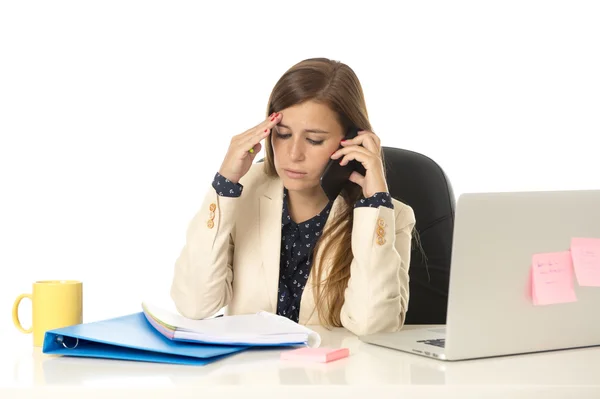 Affärskvinna som lider av stress på kontoret dator skrivbord ser orolig deprimerad och överväldigad — Stockfoto