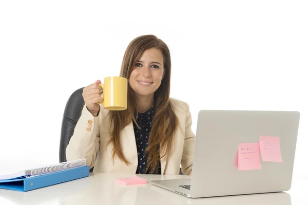 Corporate porträtt unga attraktiva affärskvinna på kontorsstol som arbetar på bärbara dator skrivbord — Stockfoto