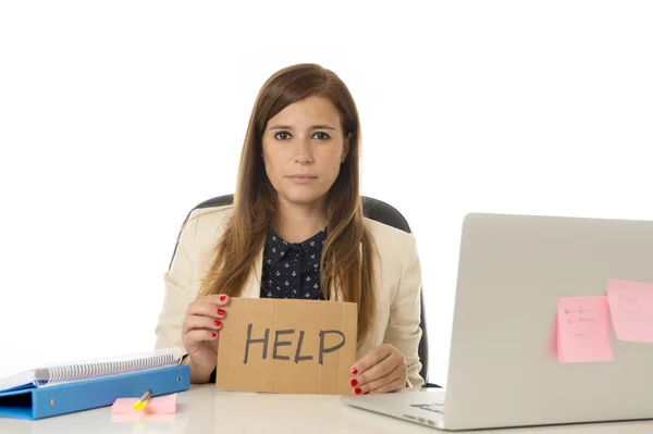 Triste desesperada mujer de negocios en el estrés en la oficina escritorio de la computadora con ayuda firmar —  Fotos de Stock