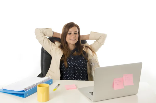 Retrato corporativo joven y atractiva mujer de negocios en la silla de oficina trabajando en el escritorio del ordenador portátil —  Fotos de Stock