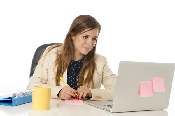 Retrato corporativo joven y atractiva mujer de negocios en la silla de oficina trabajando en el escritorio del ordenador portátil —  Fotos de Stock