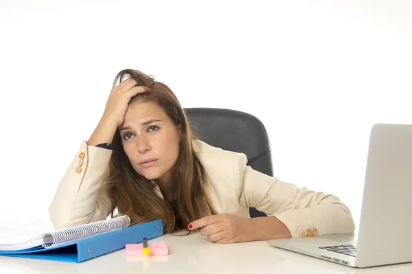 Empresária sofrendo estresse no escritório computador secretária olhando preocupado deprimido e sobrecarregado — Fotografia de Stock