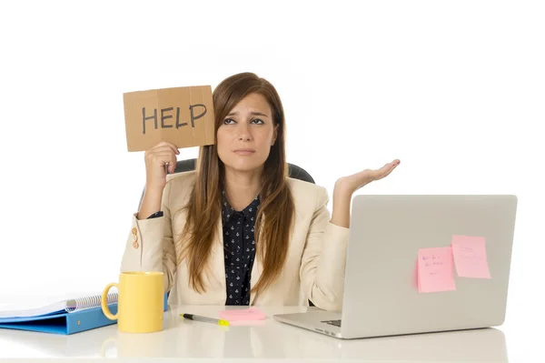 Sad desperate businesswoman in stress at office computer desk holding help sign — Stock Photo, Image