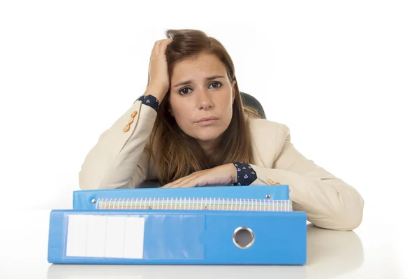Donna d'affari che soffre di stress e mal di testa alla scrivania dell'ufficio cercando preoccupato depresso e sopraffatto — Foto Stock