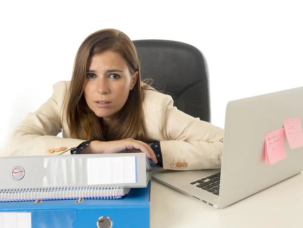 Donna d'affari che soffre di stress alla scrivania del computer ufficio sembra preoccupato depresso e sopraffatto — Foto Stock