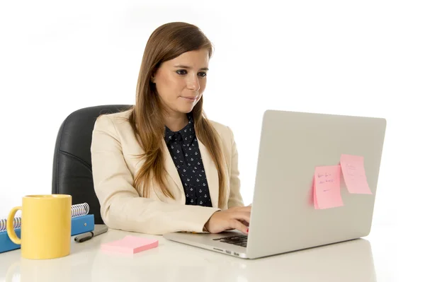 Portrait d'entreprise jeune femme d'affaires attrayante à la chaise de bureau travaillant au bureau d'ordinateur portable — Photo