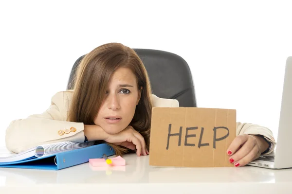 Triste femme d'affaires désespérée dans le stress au bureau ordinateur tenant signe d'aide — Photo