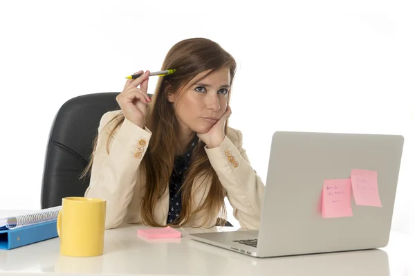 Attraente donna d'affari sulla sua 30s seduta in ufficio sedia di lavoro al computer portatile — Foto Stock