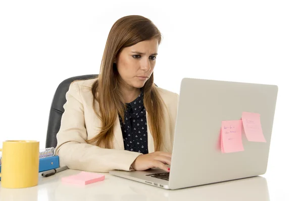 Mulher de negócios atraente em seus 30 anos sentado na cadeira de escritório trabalhando no laptop — Fotografia de Stock