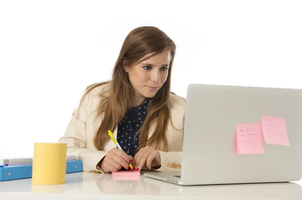 Portrait d'entreprise jeune femme d'affaires attrayante à la chaise de bureau travaillant au bureau d'ordinateur portable — Photo