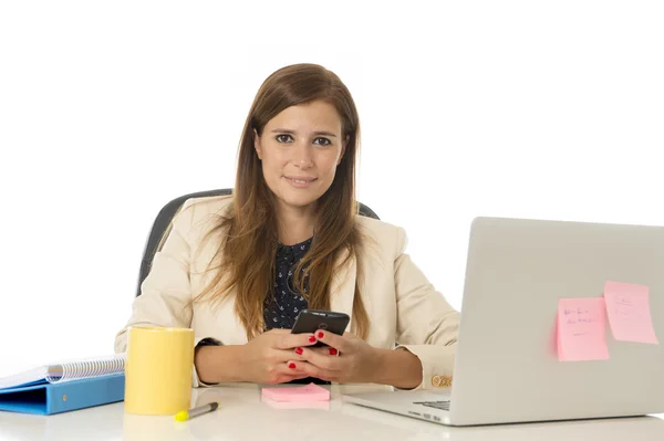 Retrato corporativo jovem mulher de negócios atraente na cadeira de escritório trabalhando na mesa de computador portátil — Fotografia de Stock