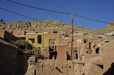 Görünümü geleneksel kırmızı kil evleri, çöl dağ köyü Abyaneh İlçesi, Natanz Isfahan İran'ın manzara