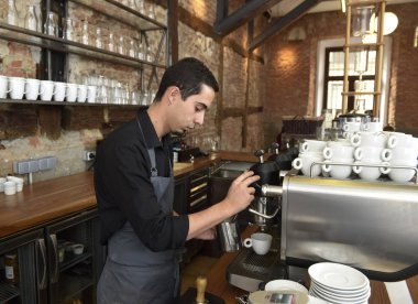 Genç İtalyan barista veya süt kafe makine krem hazırlama Restoran Shop kahve makinesi