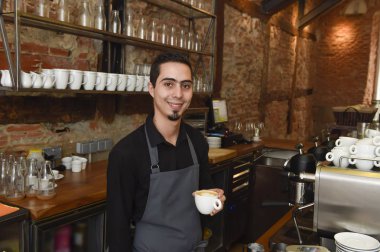 Genç İtalyan barista veya süt kafe makine krem hazırlama Restoran Shop kahve makinesi
