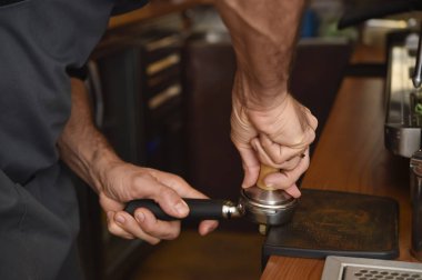 Barista yakın çekim el makine kahve dükkanında çalışan lezzetli kahve krem hazırlama