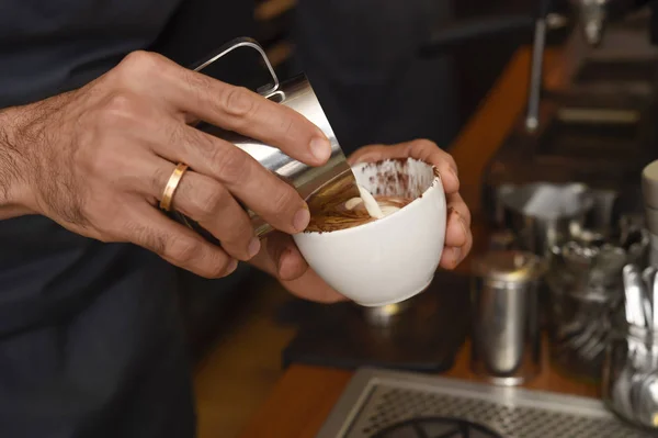 Barista preparación de crema de café verter leche en taza de decoración con espuma — Foto de Stock