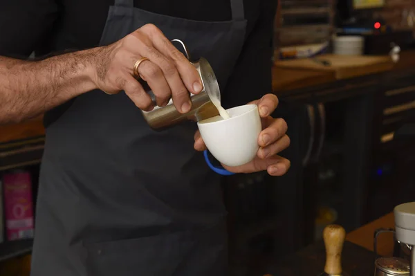 Barista preparación de crema de café verter leche en taza de decoración con espuma — Foto de Stock