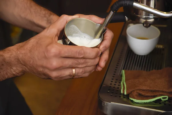 Barista cerrar las manos preparando deliciosa máquina de operación de crema de café en la cafetería — Foto de Stock