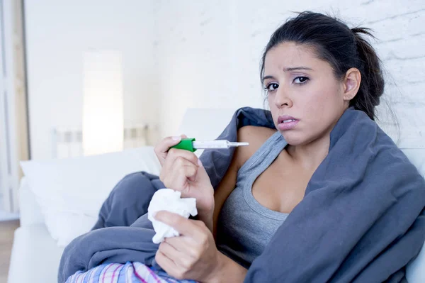 Evde hasta yatan genç çekici İspanyol kadın kanepe soğuk ve grip sancı hastalığının belirtisi olarak — Stok fotoğraf