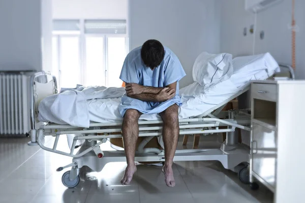 Wanhopige man zit bij ziekenhuis bed alleen verdrietig en verwoest s — Stockfoto