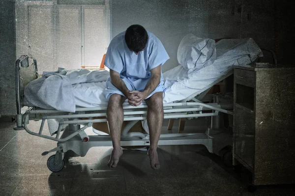 Απελπισμένος άνδρας κάθεται στο κρεβάτι του στο νοσοκομείο μόνο θλιβερή και συντετριμμένος πάσχει κατάθλιψη κλάμα στην κλινική — Φωτογραφία Αρχείου
