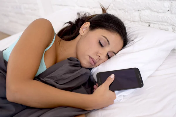 Femme dormir dans le lit à la maison avec téléphone portable dans la dépendance au réseau Internet — Photo