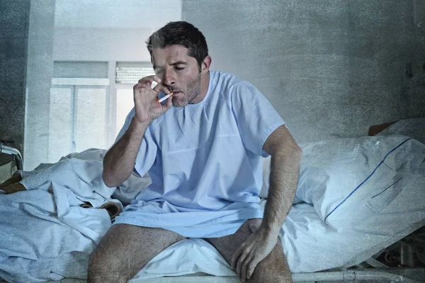 Młody mężczyzna atrakcyjny szuka smutne i martwi się o Szpital łóżko smo — Zdjęcie stockowe