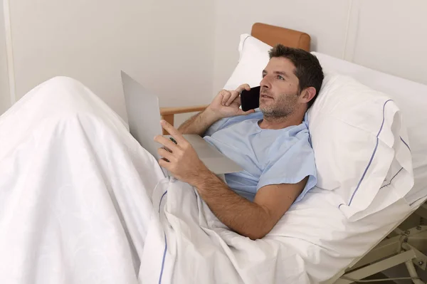 Pengusaha magang sebagai pasien di rumah sakit menderita penyakit dan bekerja bahagia dan santai di tempat tidur klinik — Stok Foto