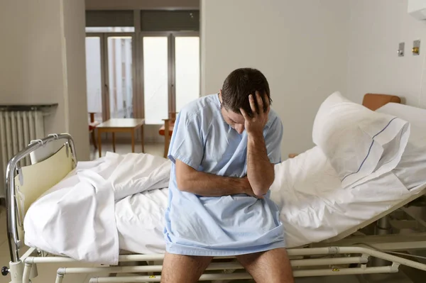 Wanhopige man zit bij ziekenhuis bed alleen verdrietig en verwoest s — Stockfoto