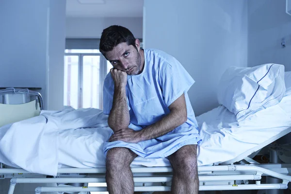 Verzweifelter Mann sitzt allein am Krankenhausbett traurig und verwüstet — Stockfoto