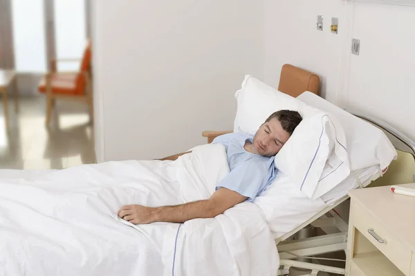 Young patient man lying at hospital bed resting and sleeping having serious  medical condition — Stock Photo, Image