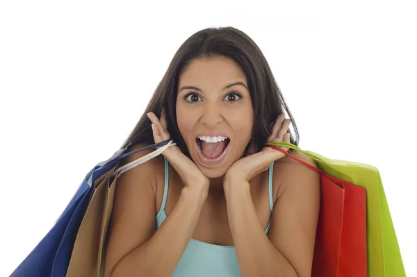 Alışveriş torbaları heyecanlı gülümseyen izole renk tutan genç mutlu ve güzel İspanyol kadın — Stok fotoğraf