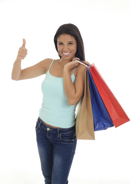 Jeune femme hispanique heureuse et belle tenant des sacs à provisions de couleur souriant excité isolé — Photo