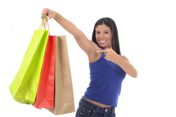 Jeune femme hispanique heureuse et belle tenant des sacs à provisions de couleur souriant excité isolé — Photo