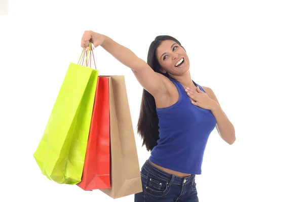 Tartó színes bevásárló táskák, mosolyogva, izgatott elszigetelt fiatal boldog és szép hispániai női — Stock Fotó