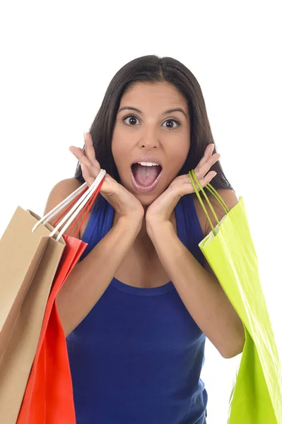 Joven feliz y hermosa mujer hispana sosteniendo bolsas de compras de color sonriendo emocionado aislado — Foto de Stock