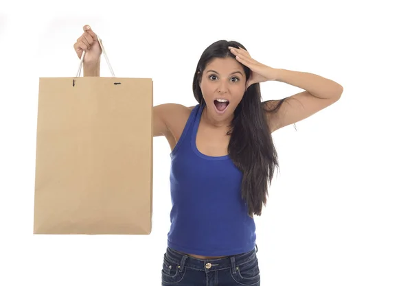 Mladá šťastná a krásná hispánský žena držící hnědé nakupování — Stock fotografie