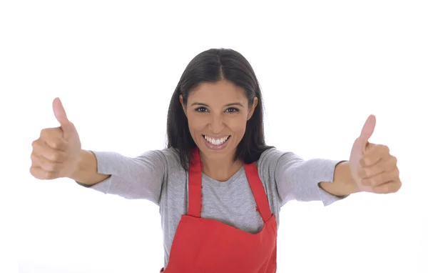 Retrato corporativo de jovem atraente casa hispânica cozinheiro mulher em avental vermelho posando feliz e sorridente isolado — Fotografia de Stock