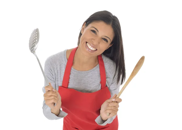 Retrato corporativo de jovem atraente casa hispânica cozinheiro mulher em avental vermelho posando feliz e sorridente isolado — Fotografia de Stock