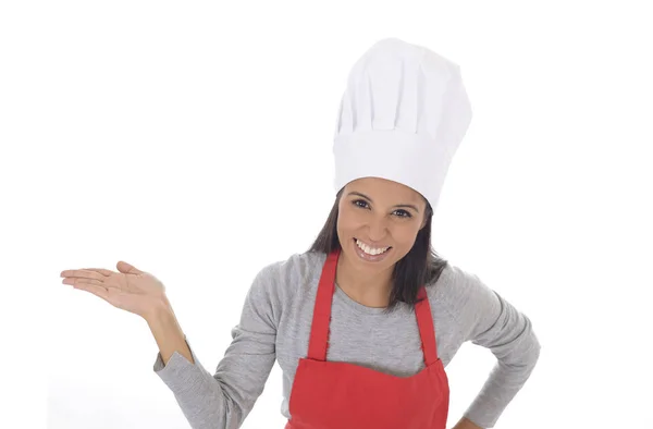 Retrato corporativo de jovem atraente casa hispânica cozinheiro mulher em avental vermelho posando feliz e sorridente isolado — Fotografia de Stock