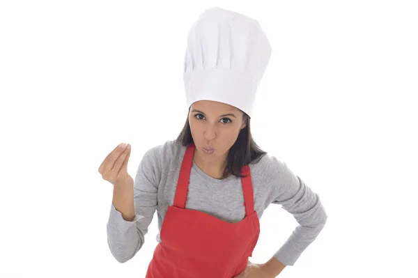 Retrato corporativo de jovem atraente casa hispânica cozinheiro mulher em avental vermelho posando feliz e sorridente isolado — Fotografia de Stock