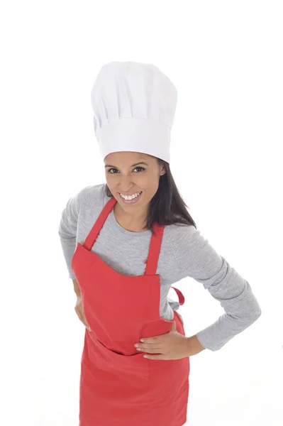 Korporacyjnych portret kobiety młode atrakcyjne hiszpanin gotować w domu w czerwony fartuch pozowanie zadowolony i uśmiechnięty na białym tle — Zdjęcie stockowe